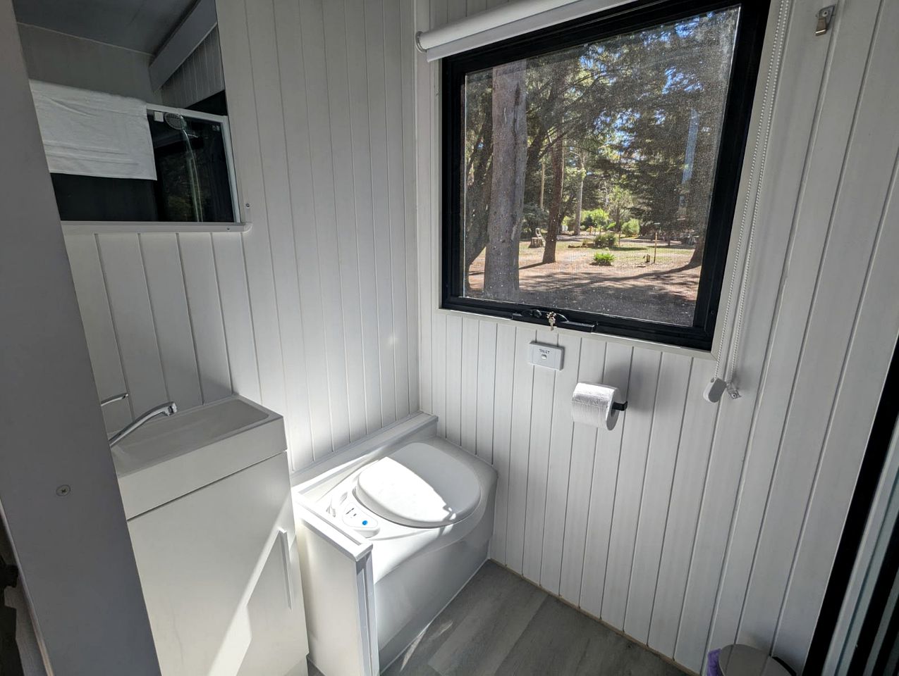 Fantastic Tiny House Perfect for Families with Swimming Pool, Game Room and Tennis Court in Victoria, Australia