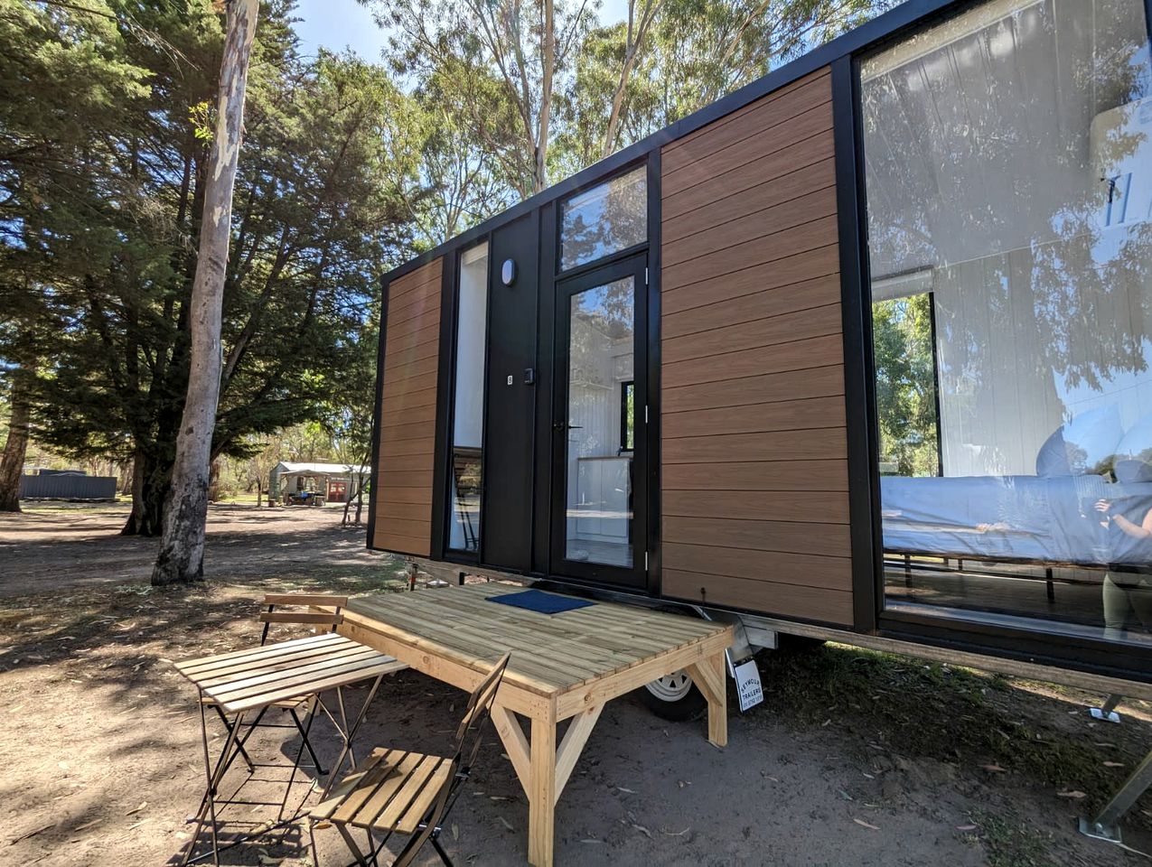 Fantastic Tiny House Perfect for Families with Swimming Pool, Game Room and Tennis Court in Victoria, Australia