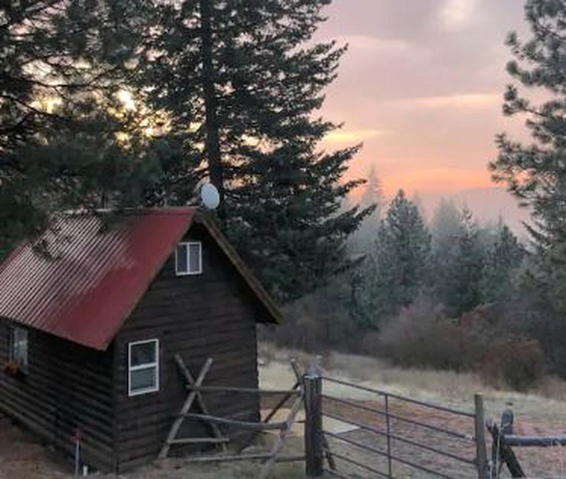 Adorable Cabin Rental with Fireplace for a Couples' Vacation near Post Falls, Idaho