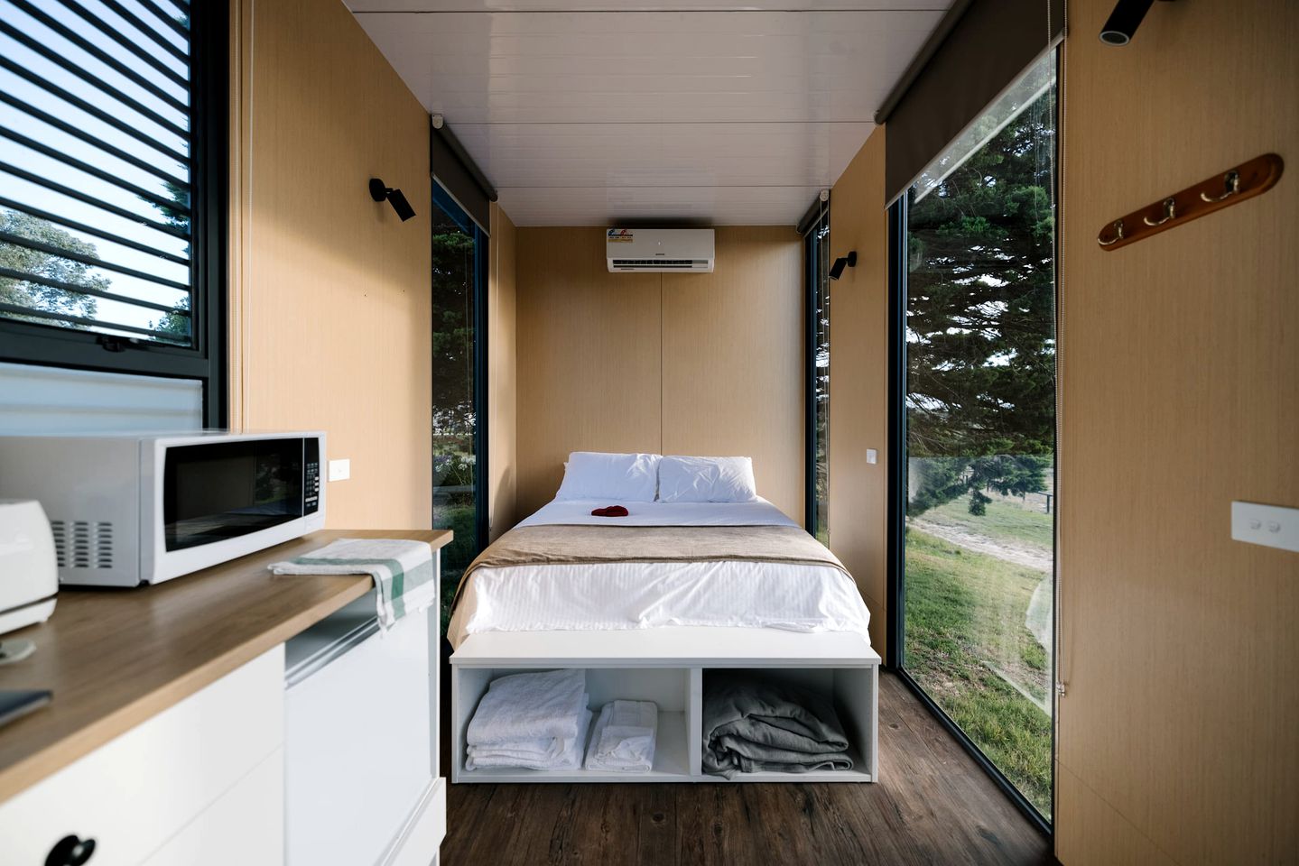 Cozy Tiny House Accommodation for Glamping in Victoria