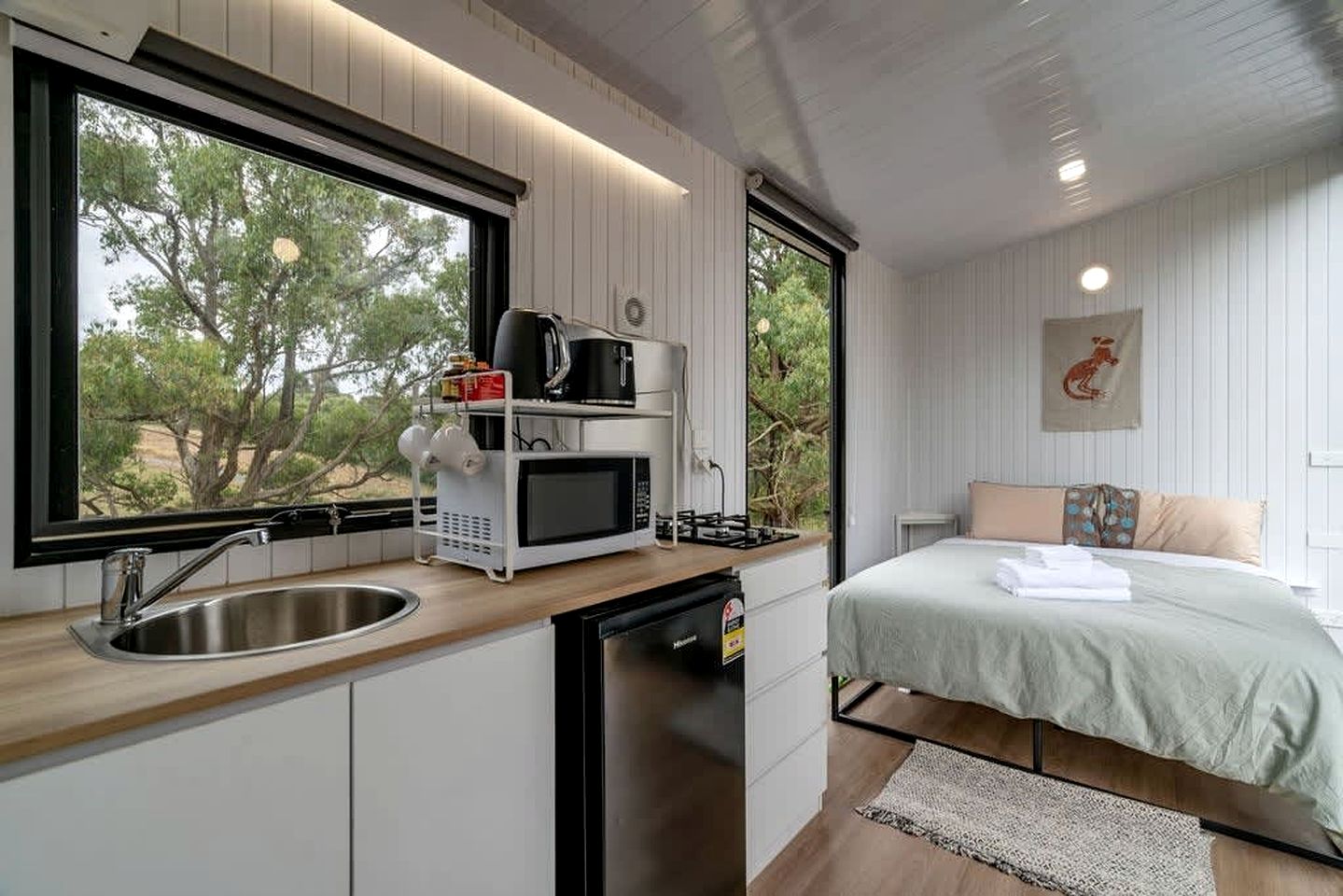 Tiny House Glamping on a Horse Farm in Macclesfield, Ideal for a Nature Escape from Melbourne