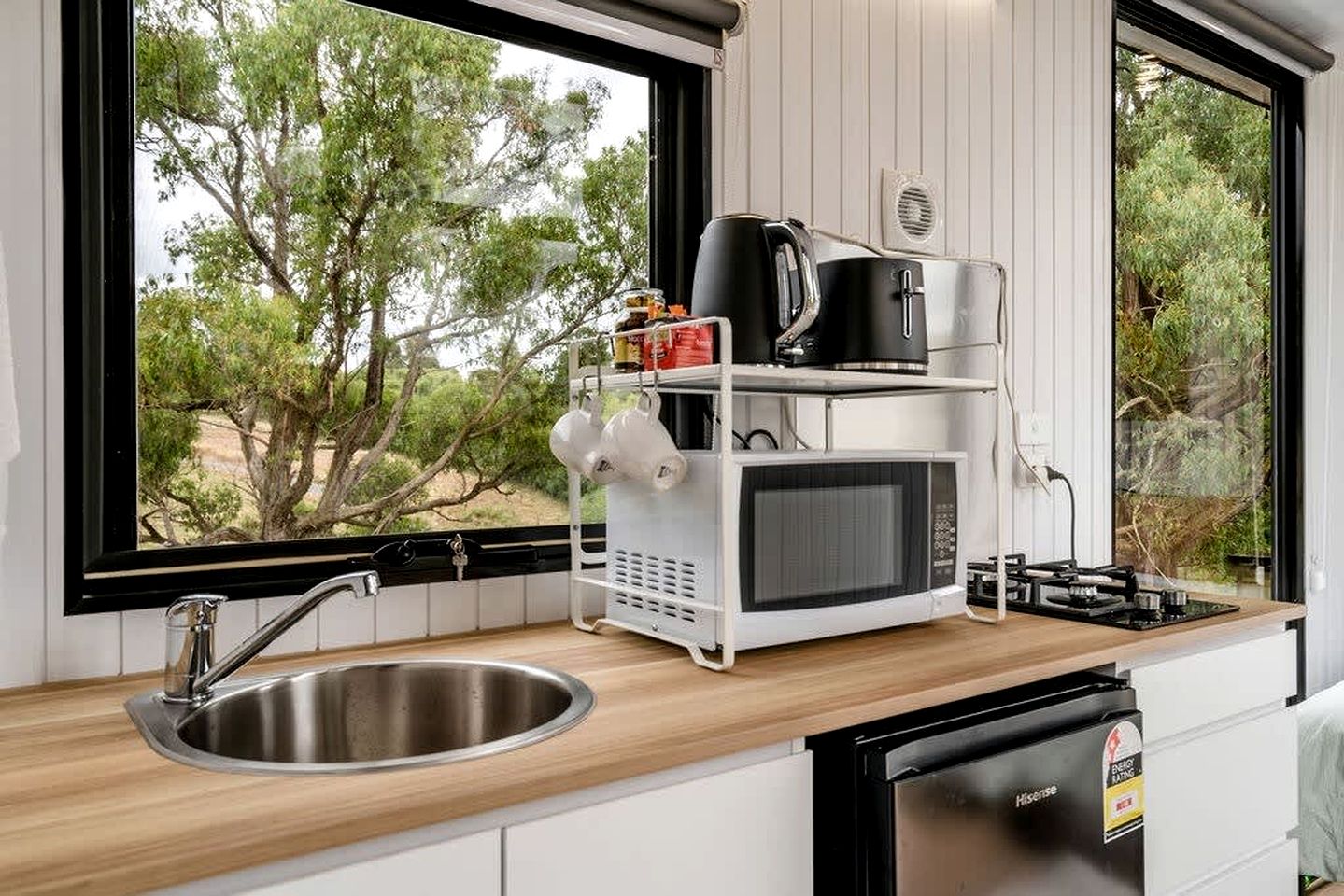 Tiny House Glamping on a Horse Farm in Macclesfield, Ideal for a Nature Escape from Melbourne