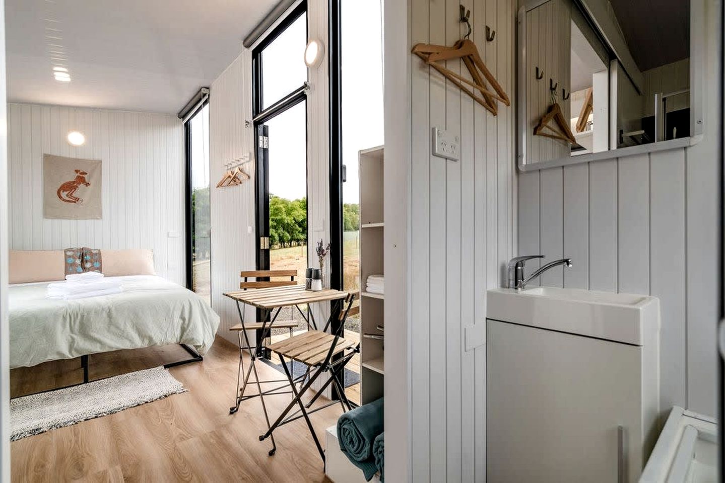 Tiny House Glamping on a Horse Farm in Macclesfield, Ideal for a Nature Escape from Melbourne