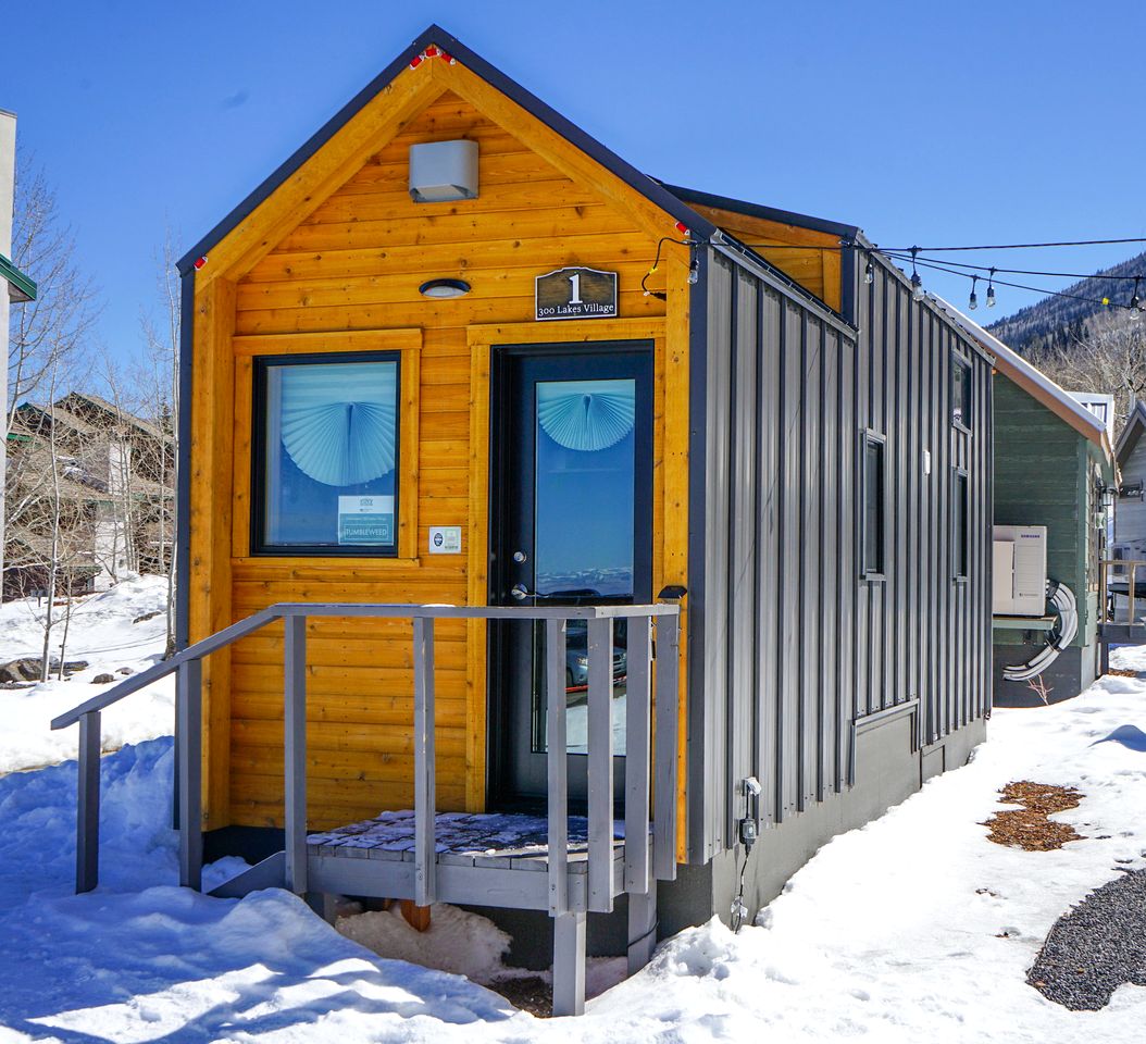 Cozy and Rustic Tiny House Rental for Glamping in Colorado