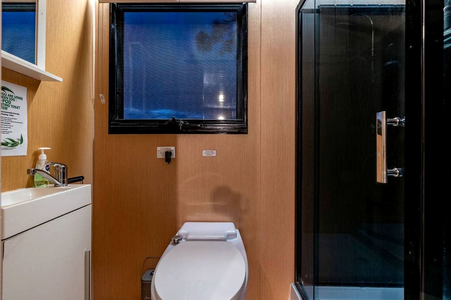 Luxury Tiny House Rental with Big Views for Victoria Glamping