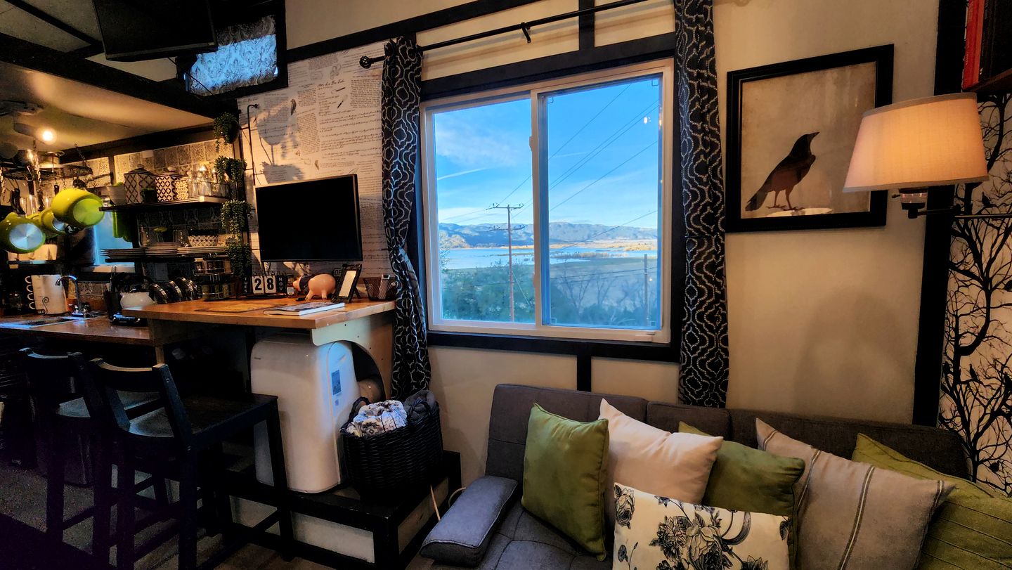 Tiny House Retreat: Pet-Friendly Haven with Fantastic Lake Views in Henshaw, CA