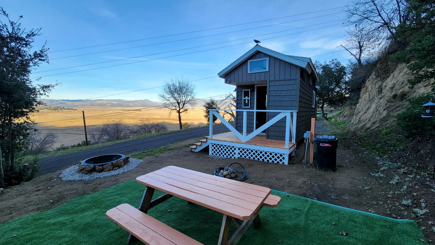 Tiny House Retreat: Pet-Friendly Haven with Fantastic Lake Views in Henshaw, CA