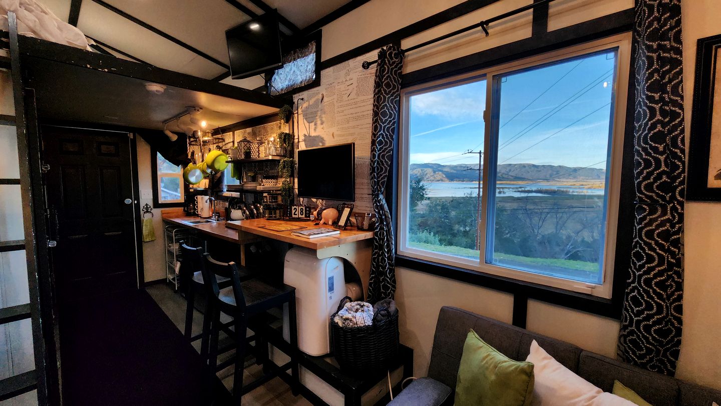 Tiny House Retreat: Pet-Friendly Haven with Fantastic Lake Views in Henshaw, CA