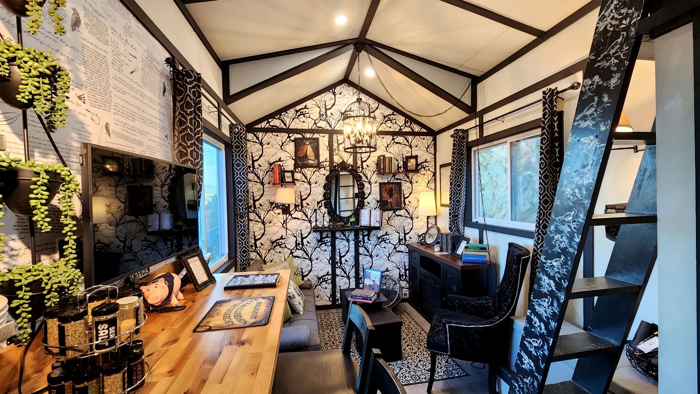 Tiny House Retreat: Pet-Friendly Haven with Fantastic Lake Views in Henshaw, CA