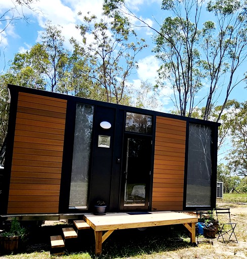 Charming Tiny House Near a Lake - Amazing Romantic Getaway in Cooroibah, Queensland