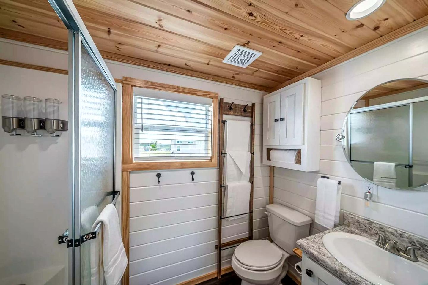 Charming and Modern Tiny Home Escape with Resort Amenities and Pool Near Fredericksburg, TX