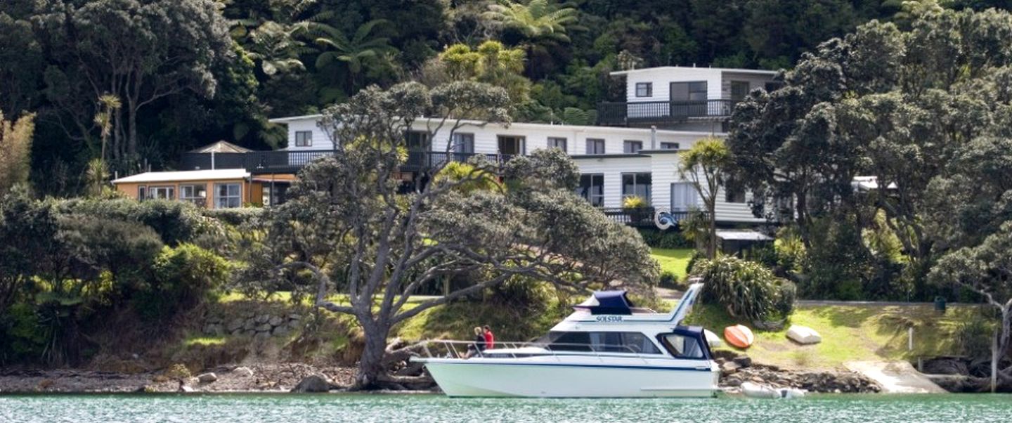 Charming Suite for Romantic Island Getaway near Omaha Bay, New Zealand