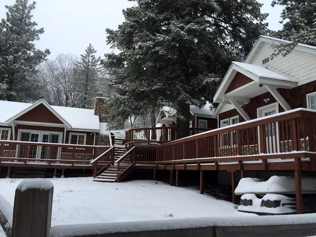 Cabins (Green Valley Lake, California, United States)
