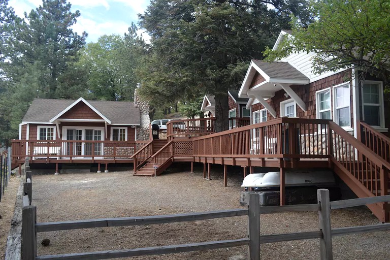 Cabins (Green Valley Lake, California, United States)