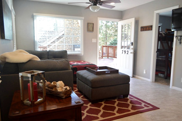 Cabins (Green Valley Lake, California, United States)