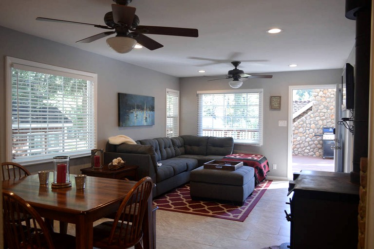 Cabins (Green Valley Lake, California, United States)