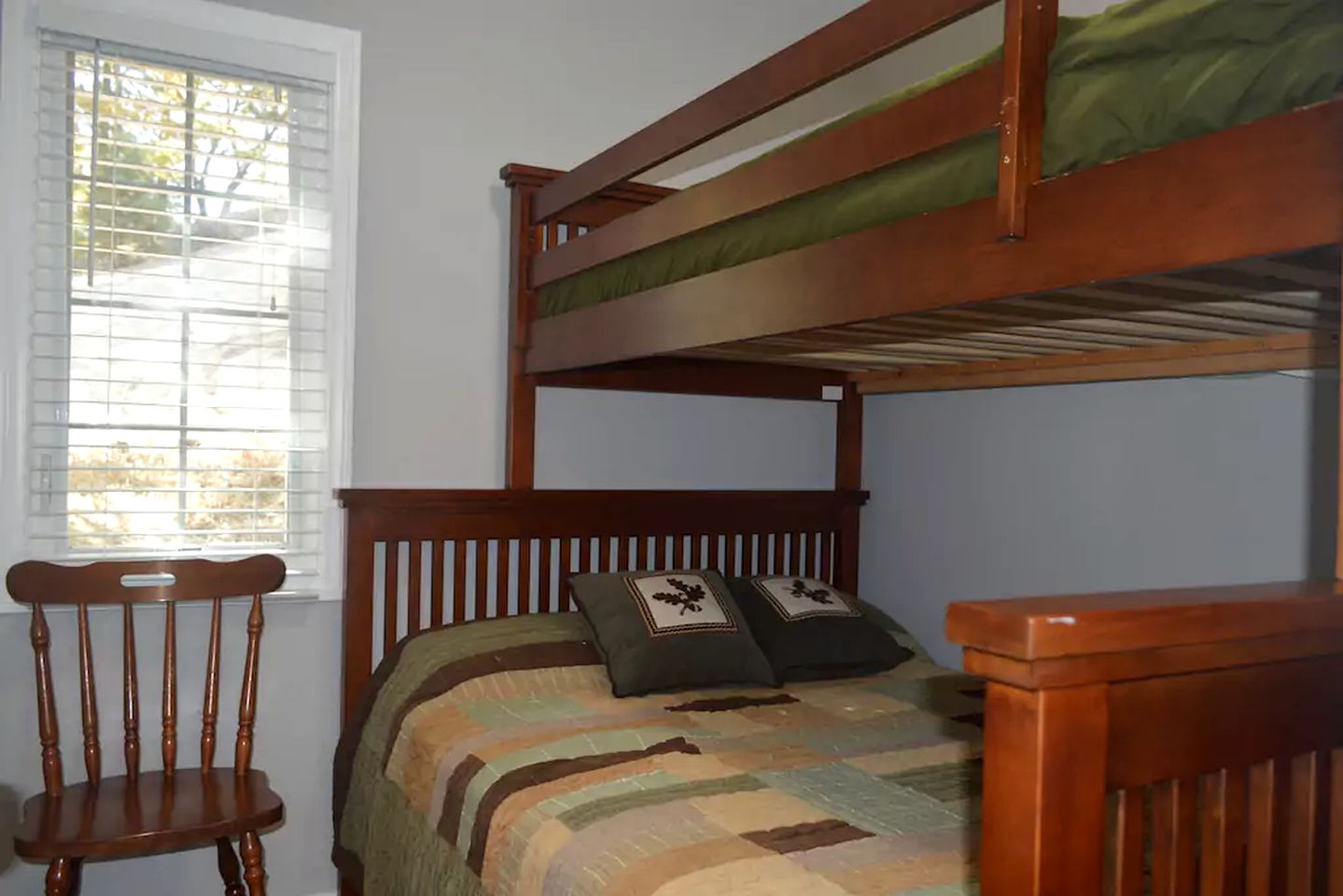 Large Group Getaway Cabins by Green Valley Lake near San Bernardino, California