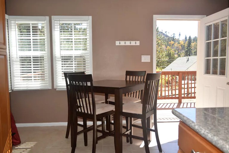 Cabins (Green Valley Lake, California, United States)