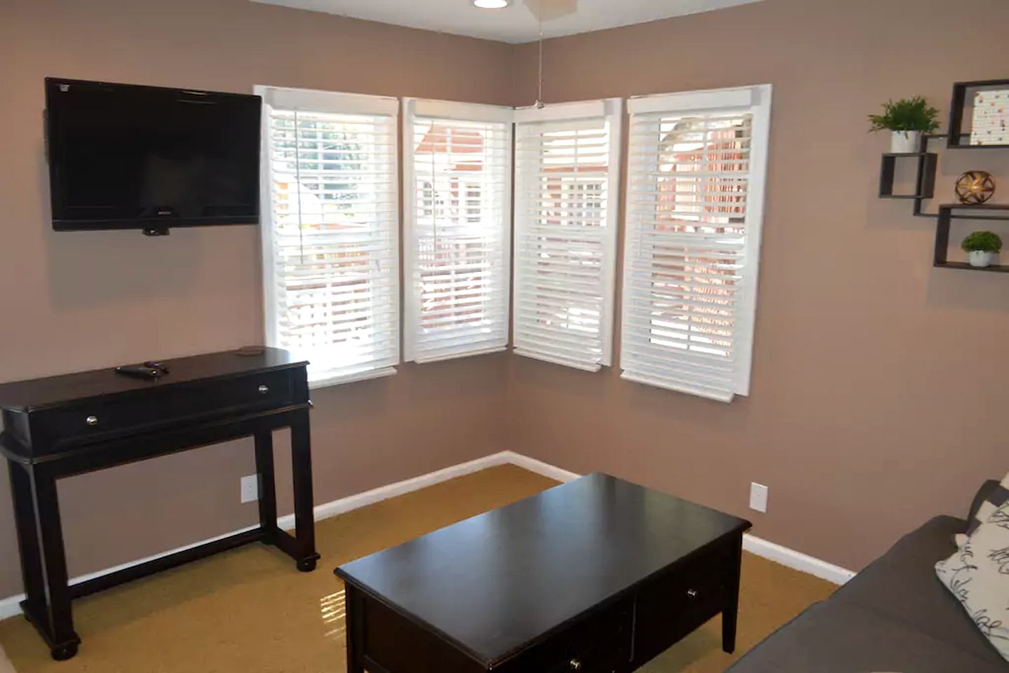 Large Group Getaway Cabins by Green Valley Lake near San Bernardino, California