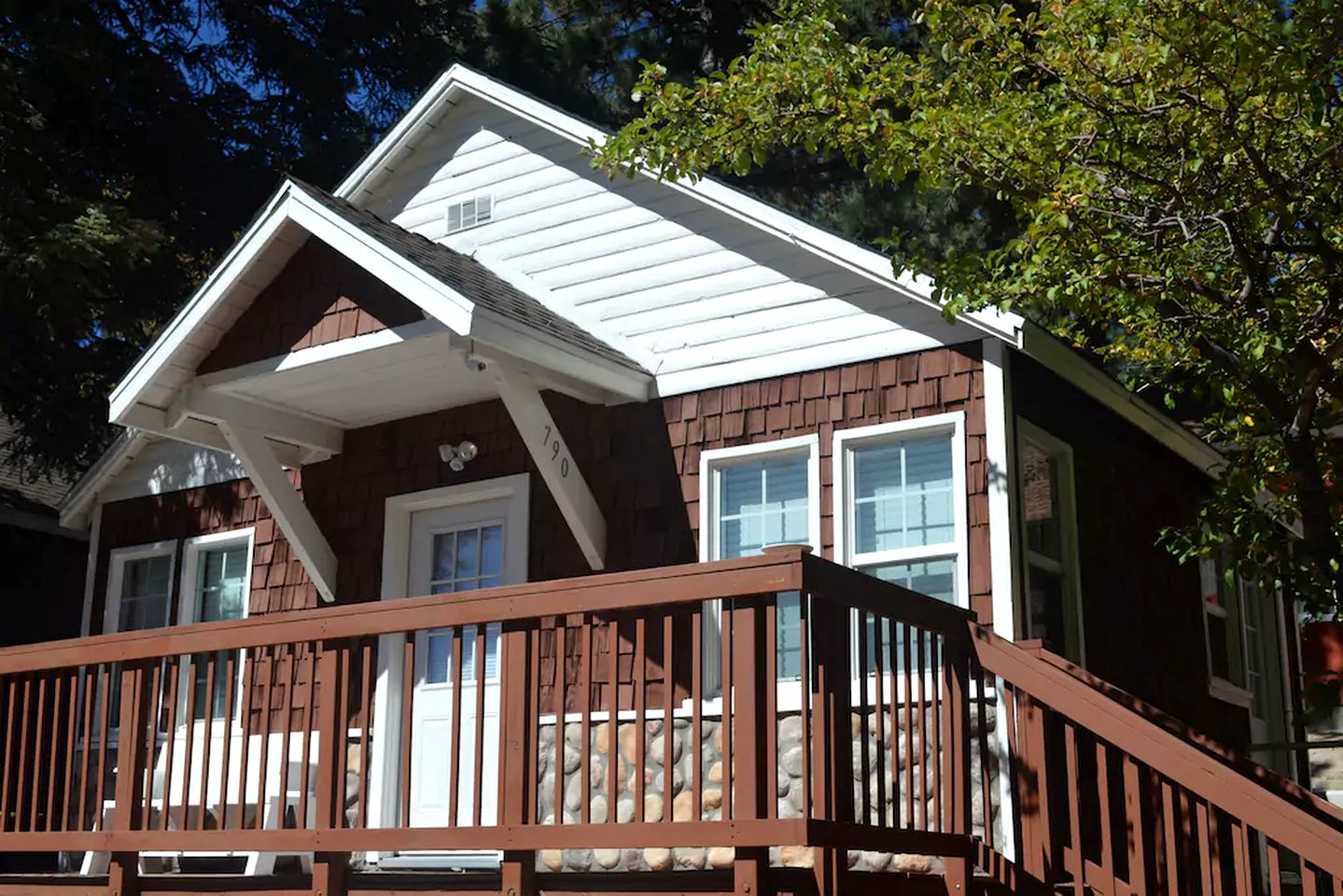 Large Group Getaway Cabins by Green Valley Lake near San Bernardino, California