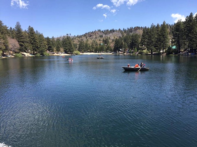 Cabins (Green Valley Lake, California, United States)