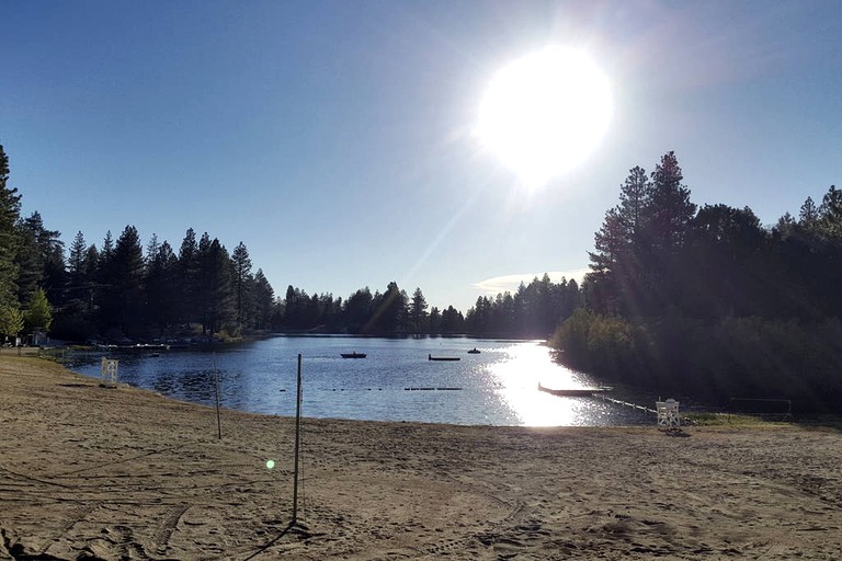 Cabins (Green Valley Lake, California, United States)