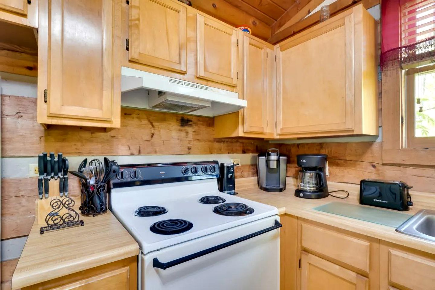 Lovely Getaways to Great Smoky Mountains National Park in this Quaint Cabin Rental for 4