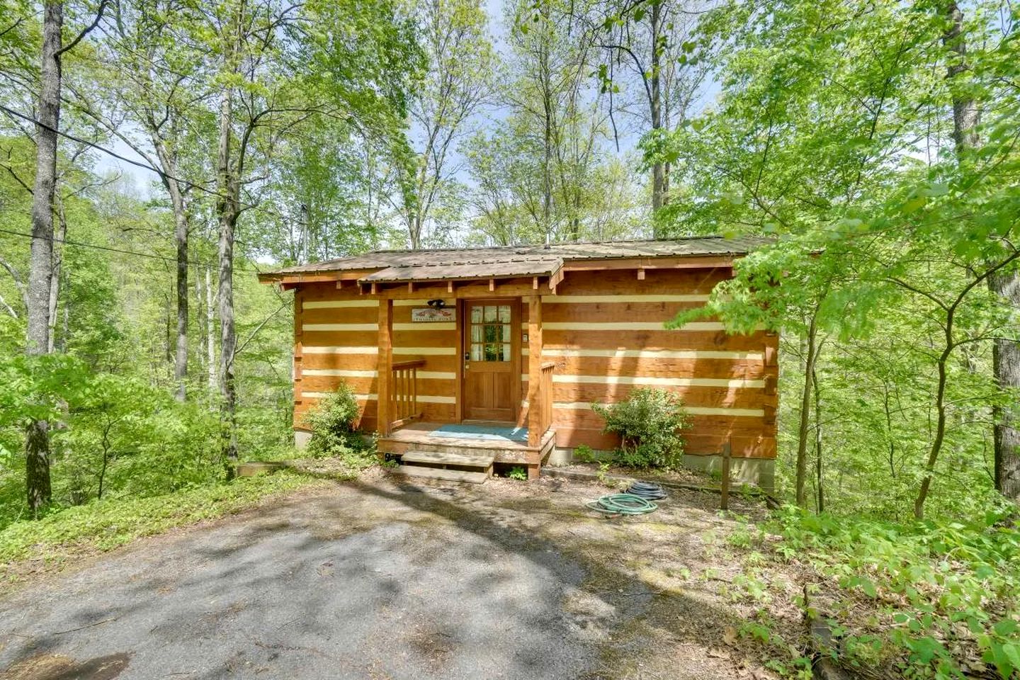 Lovely Getaways to Great Smoky Mountains National Park in this Quaint Cabin Rental for 4