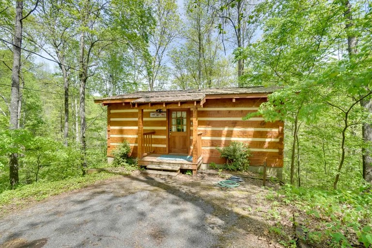 Lovely Getaways to Great Smoky Mountains National Park in this Quaint Cabin Rental for 4