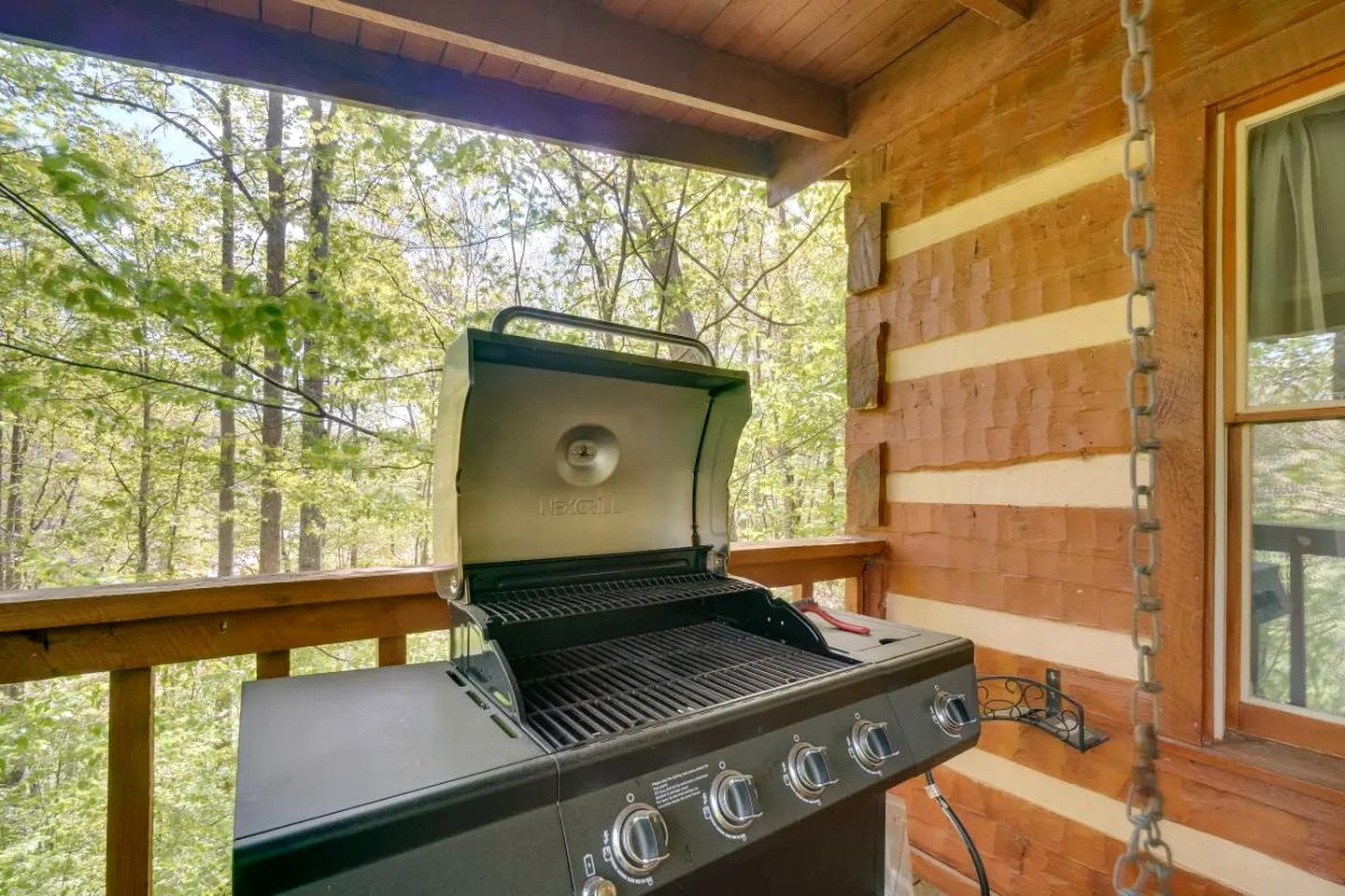 Lovely Getaways to Great Smoky Mountains National Park in this Quaint Cabin Rental for 4