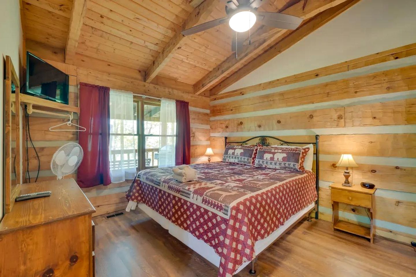 Lovely Getaways to Great Smoky Mountains National Park in this Quaint Cabin Rental for 4