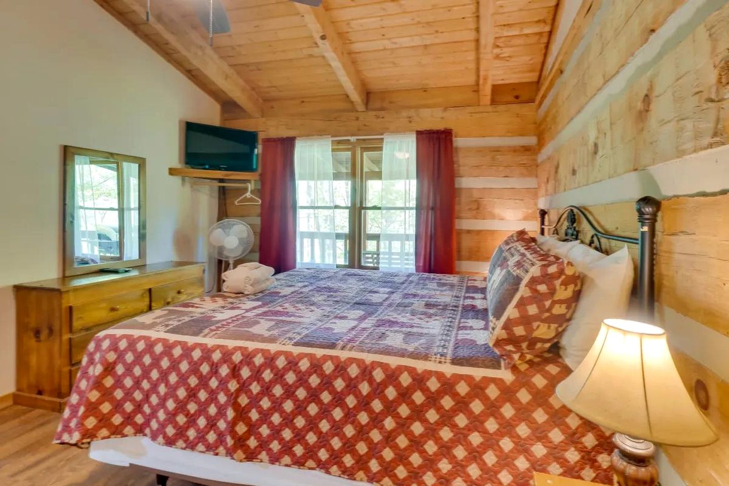 Lovely Getaways to Great Smoky Mountains National Park in this Quaint Cabin Rental for 4