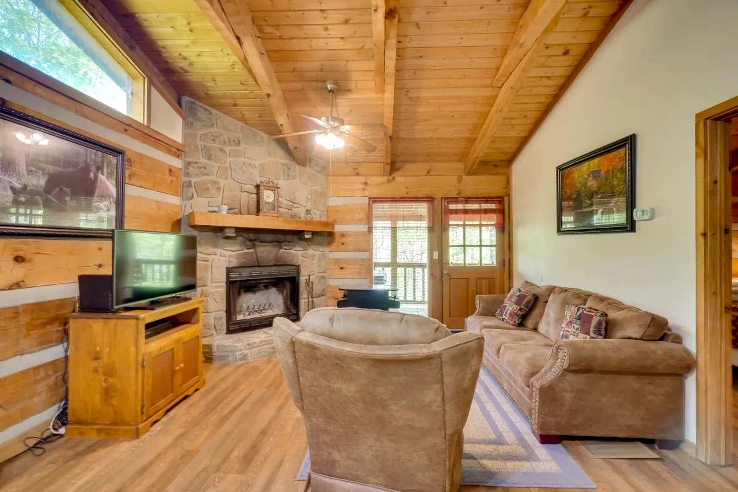 Lovely Getaways to Great Smoky Mountains National Park in this Quaint Cabin Rental for 4