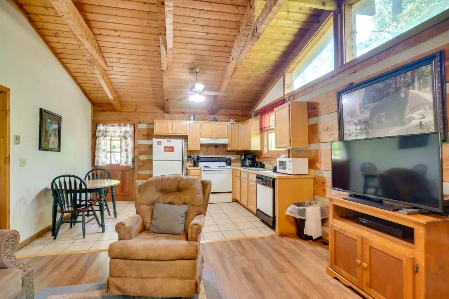 Lovely Getaways to Great Smoky Mountains National Park in this Quaint Cabin Rental for 4
