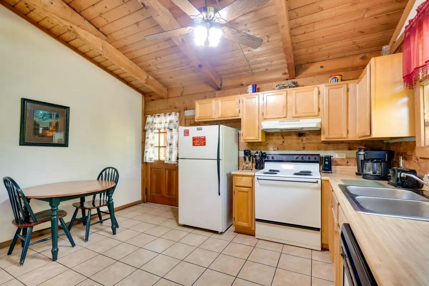 Lovely Getaways to Great Smoky Mountains National Park in this Quaint Cabin Rental for 4