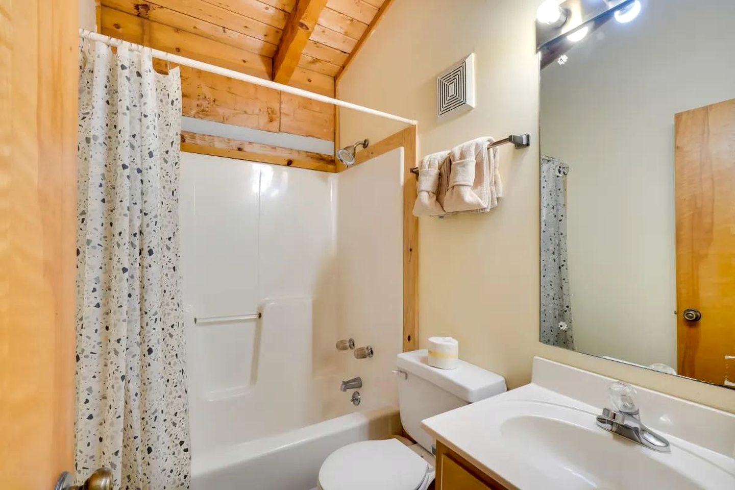 Lovely Getaways to Great Smoky Mountains National Park in this Quaint Cabin Rental for 4