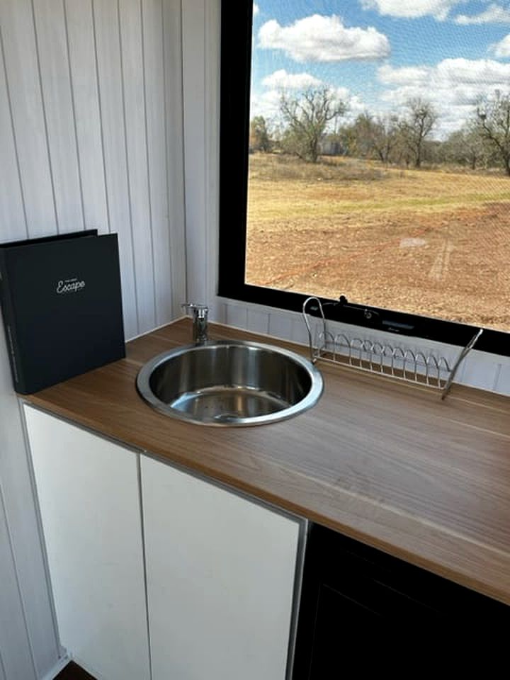 Charming Tiny House with Panoramic Views of the Valley in Queensland, Australia