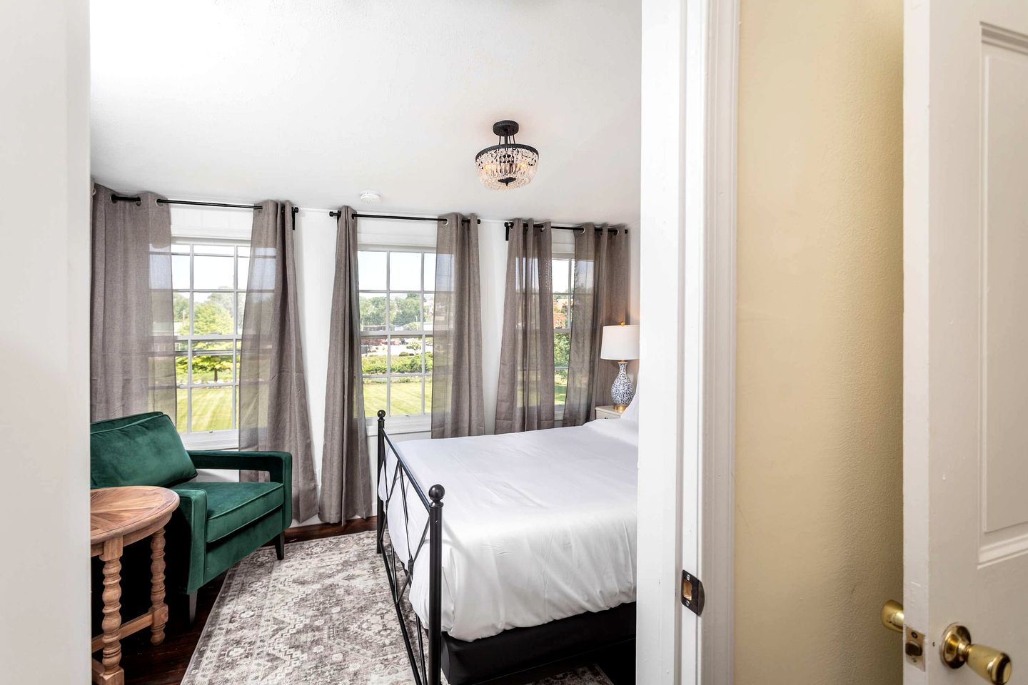 Romantic Mountain Vacation Rentals with Garden Views near Shenandoah National Park Virginia