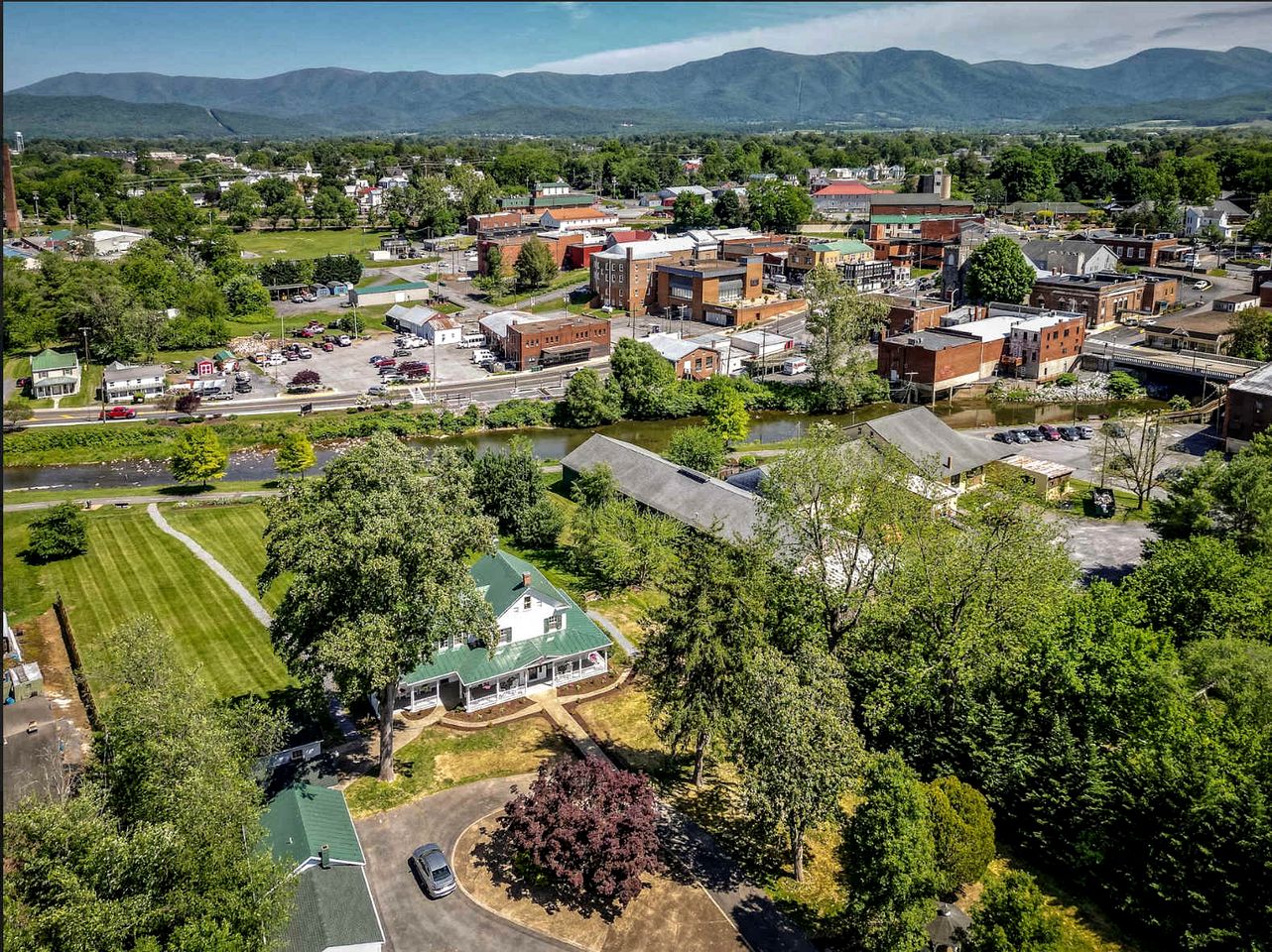 Romantic Mountain Vacation Rentals with Garden Views near Shenandoah National Park Virginia