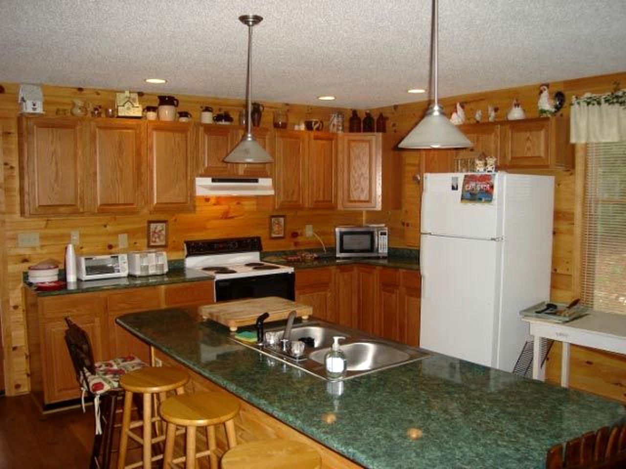 Large Camping Cabin with a Hot Tub near Beech Mountain, North Carolina