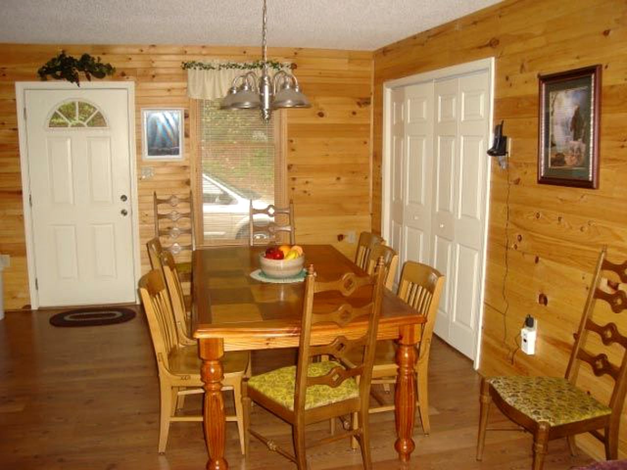 Large Camping Cabin with a Hot Tub near Beech Mountain, North Carolina
