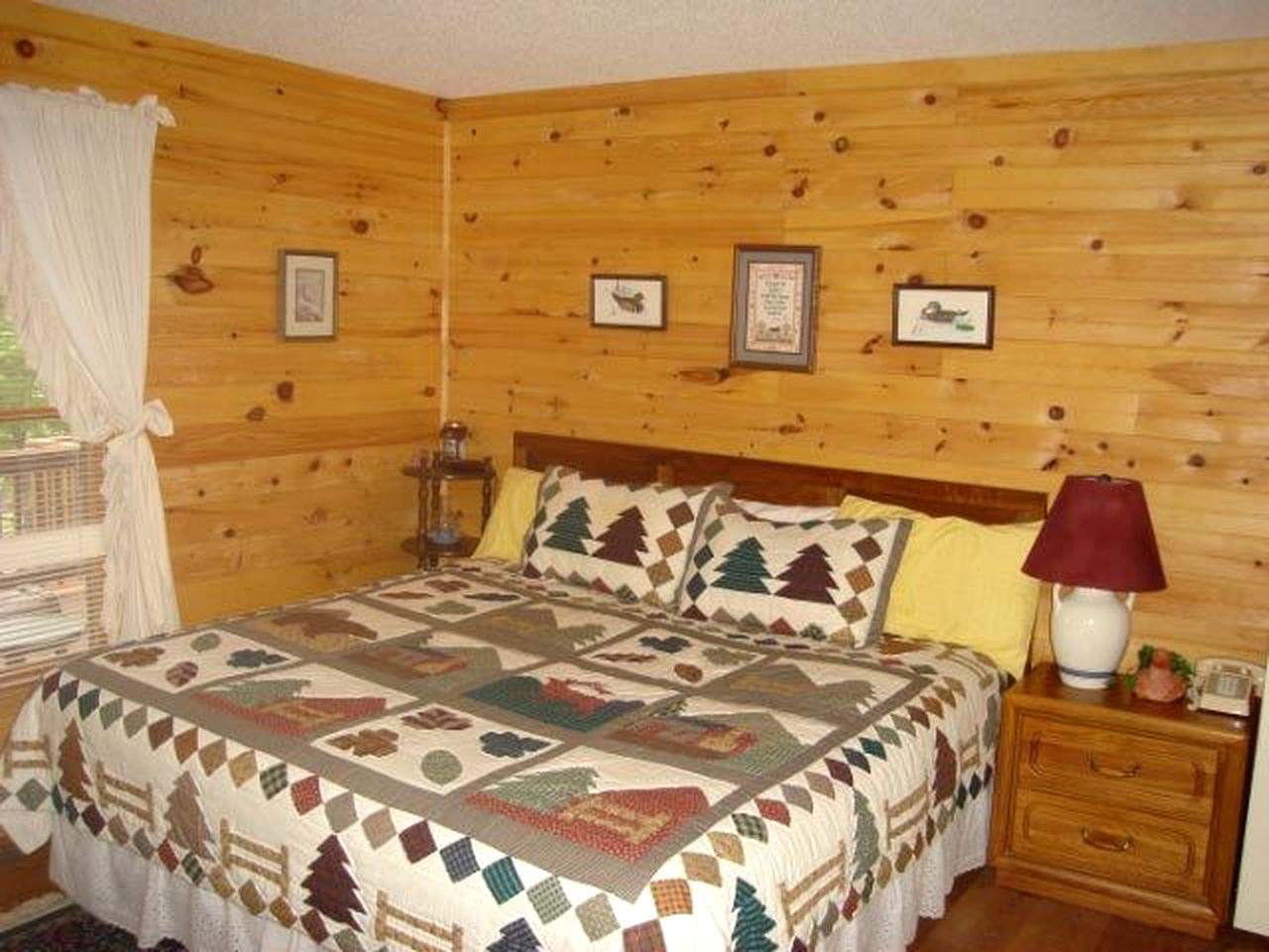 Large Camping Cabin with a Hot Tub near Beech Mountain, North Carolina