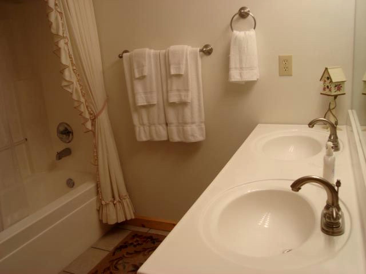 Large Camping Cabin with a Hot Tub near Beech Mountain, North Carolina