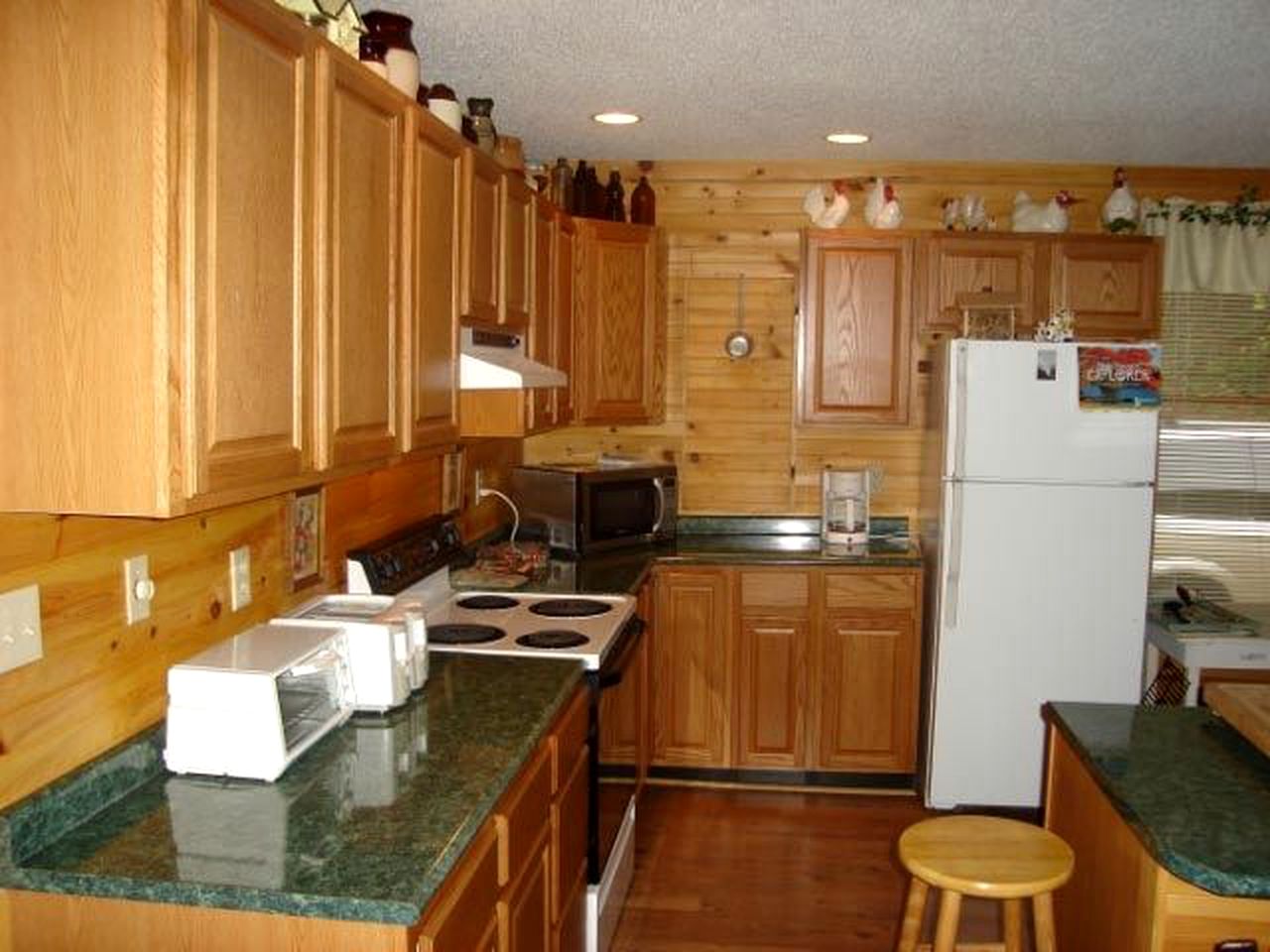 Large Camping Cabin with a Hot Tub near Beech Mountain, North Carolina