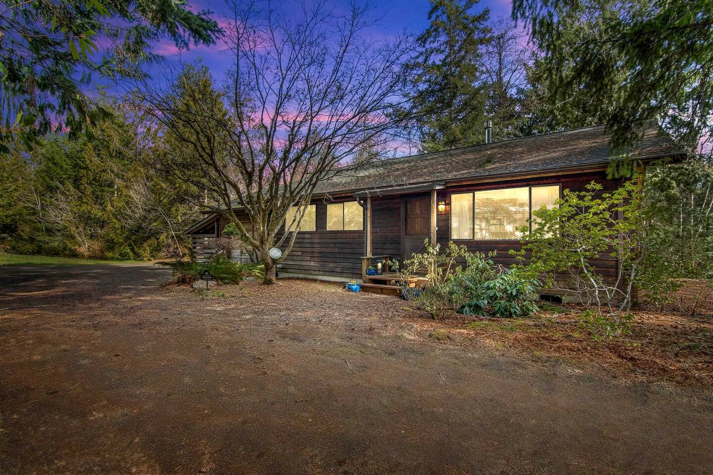 Cozy Cabin with Fire Pit near Lake Cushman, Perfect for a Glamping Retreat to the Pacific Northwest