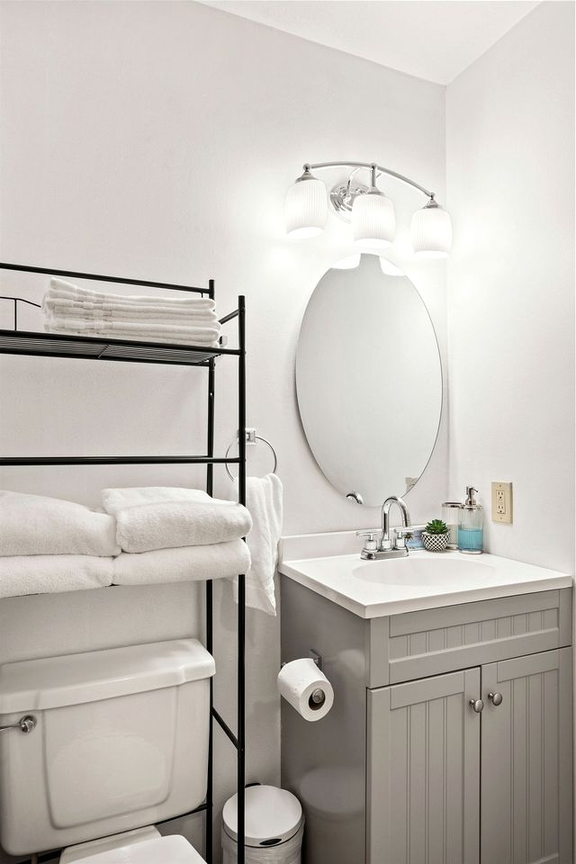 Cozy Cabin with Fire Pit near Lake Cushman, Perfect for a Glamping Retreat to the Pacific Northwest