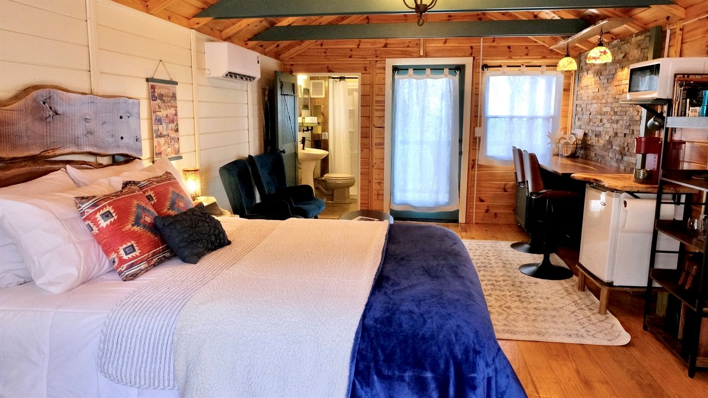 Private Mountain Sanctuary Cabin Surrounded by Protected Forest in Black Mountain, North Carolina