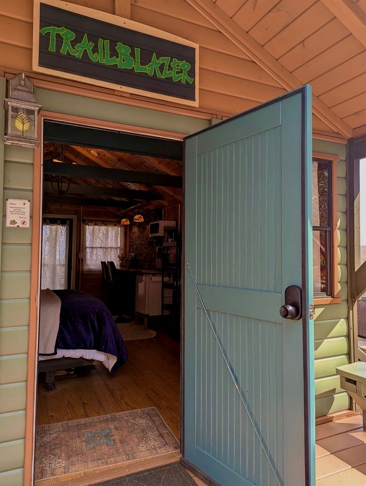 Private Mountain Sanctuary Cabin Surrounded by Protected Forest in Black Mountain, North Carolina