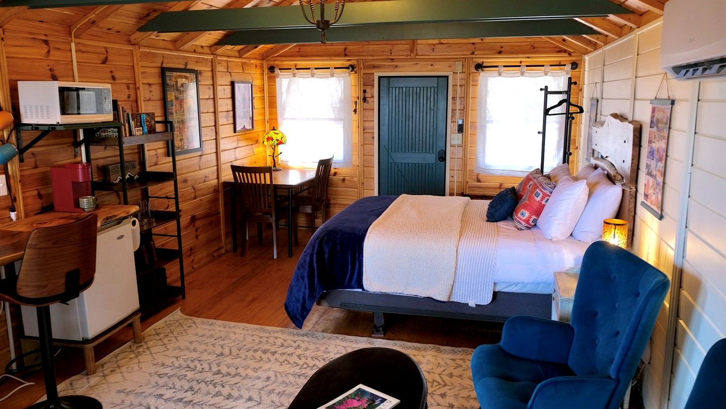 Private Mountain Sanctuary Cabin Surrounded by Protected Forest in Black Mountain, North Carolina