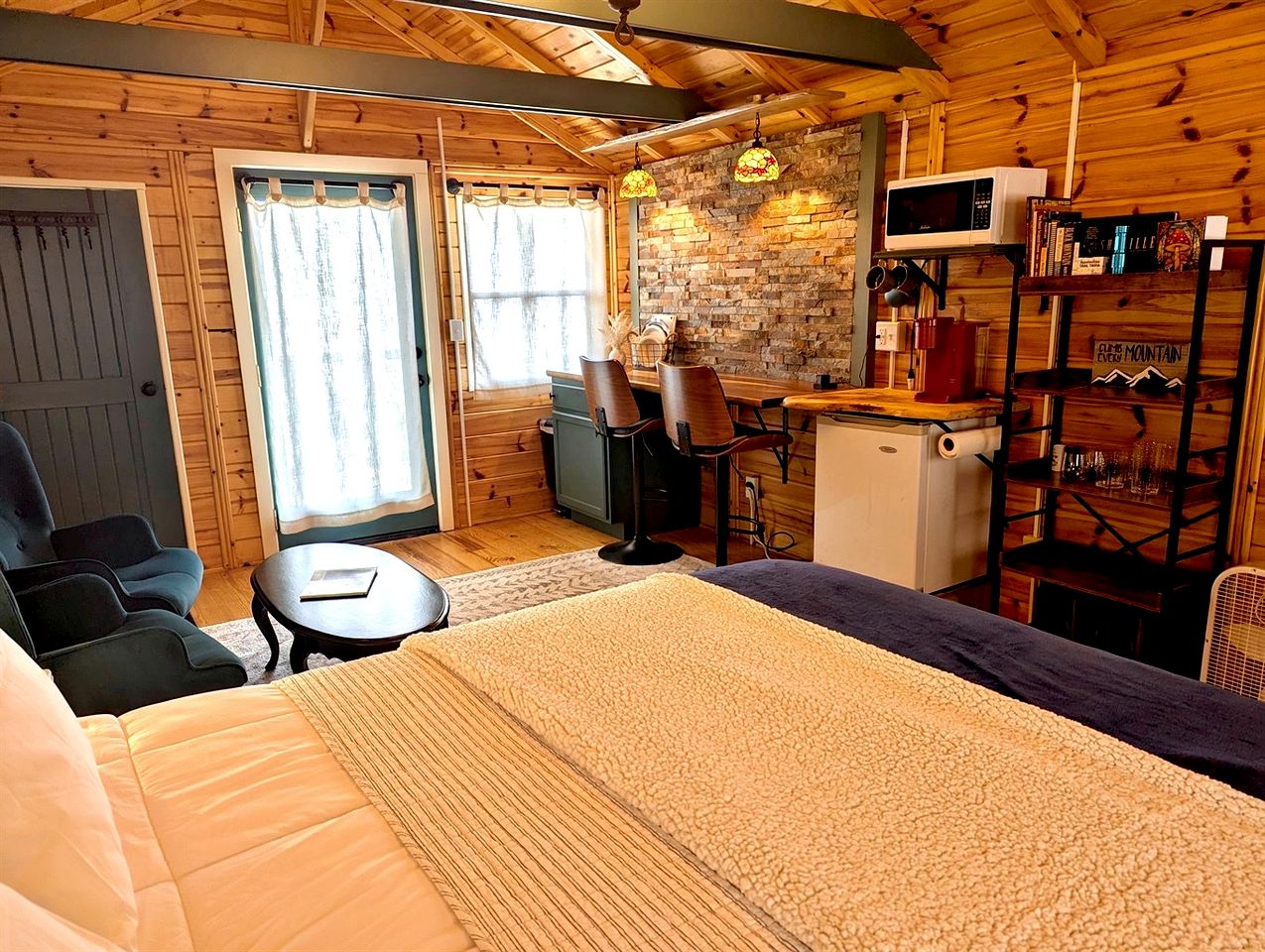 Private Mountain Sanctuary Cabin Surrounded by Protected Forest in Black Mountain, North Carolina